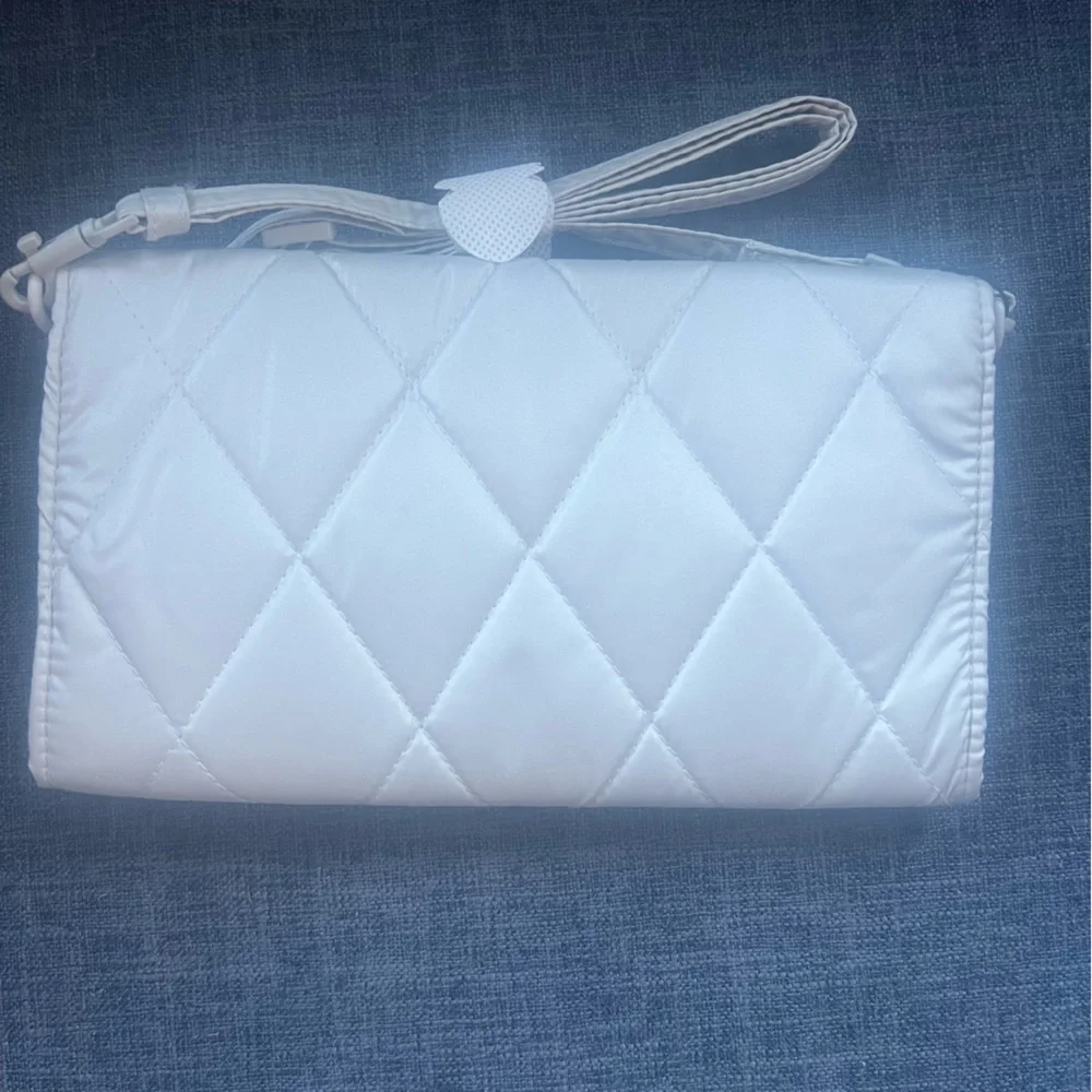 NWT Vera Bradley Quilted Oyster Mushroom Crossbody Wallet Bag. (silver grey)